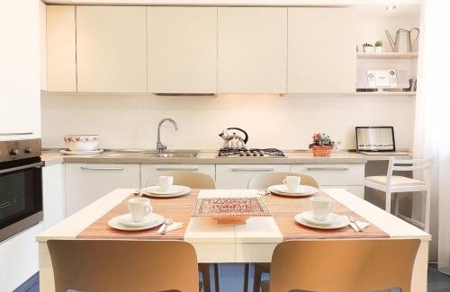 Rimini Historic Center Apartment | "Canal View", appartamento ampio e luminoso, con splendida vista sul canale e sul ponte romano, free parking, AC, WIFI