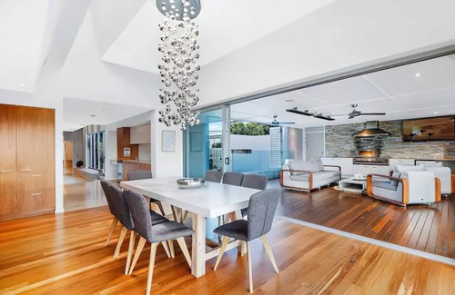 Pelican Waters House | Canalhouse Caloundra—Pontoon, Pool & Pizza Nights