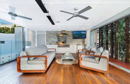 Pelican Waters House | Canalhouse Caloundra—Pontoon, Pool & Pizza Nights