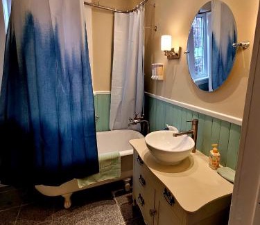 Port Colborne Apartment | Canalside Restaurant & Inn