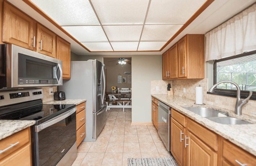 Cocoa House | Canaveral Groves Country Getaway - minutes from beaches, rockets, theme parks!