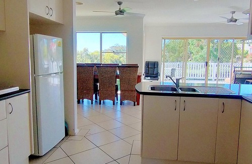 Jerrabomberra House | Canberra Panoramic View Spacious Artist House on Top of Hill by Waterfall