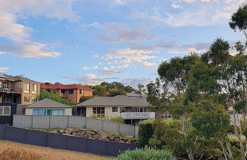 Jerrabomberra House | Canberra Panoramic View Spacious Artist House on Top of Hill by Waterfall