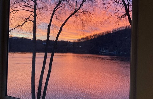 Danbury House | Candlewood lakefront home with private dock & kayaks.