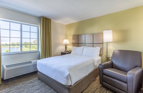 Aurora Hotel | Candlewood Suites Aurora-Naperville by IHG