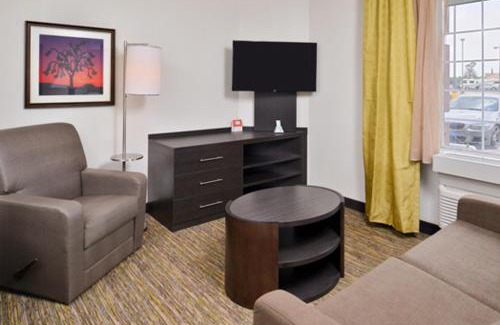 Beaumont Hotel | Candlewood Suites Beaumont by IHG