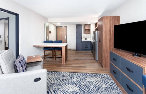 Columbus Hotel | Candlewood Suites Columbus North by IHG