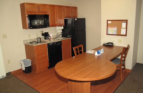 Elgin Hotel | Candlewood Suites Elgin by IHG