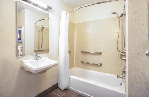 Castleton Hotel | Candlewood Suites Indianapolis Northeast by IHG