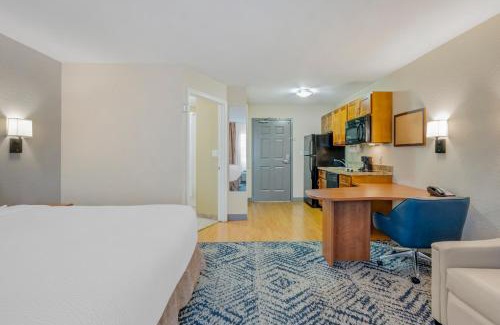 Indianapolis Hotel | Candlewood Suites Indianapolis East by IHG