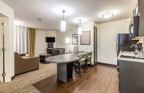 Lincoln Hotel | Candlewood Suites Lincoln by IHG
