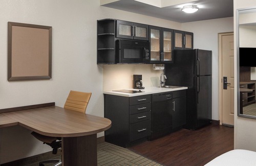 Carter Lake Hotel | Candlewood Suites Omaha Airport by IHG