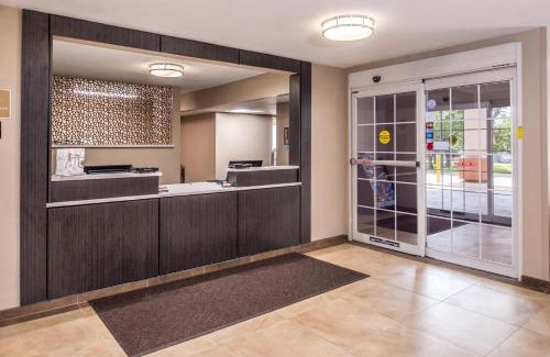 Topeka Hotel | Candlewood Suites - Topeka West by IHG