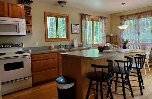 Farwell Cottage | CANDY APPLE COTTAGE- A Charming 3-bedroom cottage in soothing Farwell with WiFi