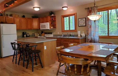 Farwell Cottage | CANDY APPLE COTTAGE- A Charming 3-bedroom cottage in soothing Farwell with WiFi