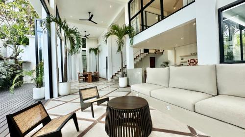 Batu Bolong Villa | Canggu Villa - 7BR Private Cook, Pool, Rooftop Cinema