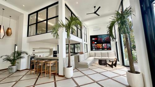 Batu Bolong Villa | Canggu Villa - 7BR Private Cook, Pool, Rooftop Cinema