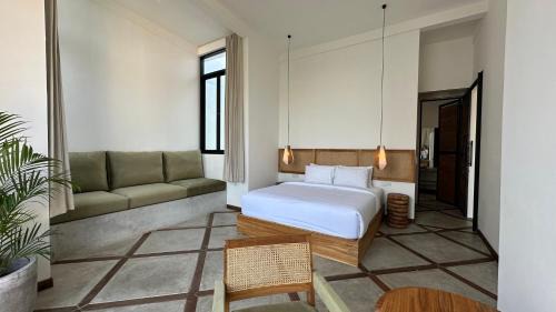 Batu Bolong Villa | Canggu Villa - 7BR Private Cook, Pool, Rooftop Cinema