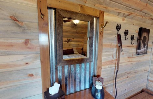 Monticello House | Canyonlands Barn Cabin with Loft, Full Kitchen, Dining Area for Large Groups
