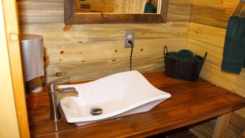 Monticello House | Canyonlands Barn Cabin with Loft, Full Kitchen, Dining Area for Large Groups