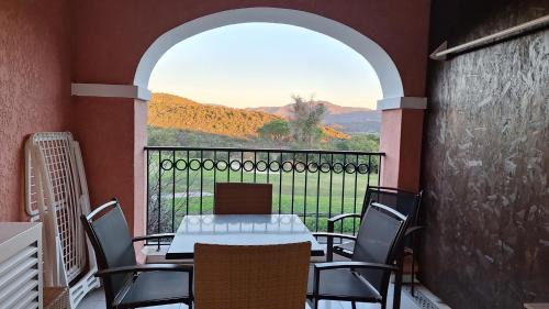 Cap Esterel Apartment | CAP ESTÉREL studio 4 pers équipé, belle vue Golf, centre village PIERRE & VACANCES , PARKING inclus et 5 PISCINES accès gratuit, CLIM, WIFI, TV, lave-vaisselle et lave-linge,four, plancha