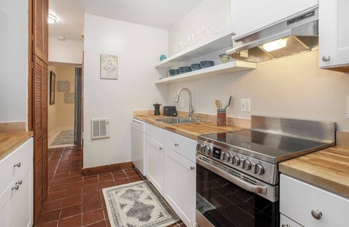 Capitol Hill House | CAP Hill-Walkout EngBsmt- 2 blks Eastern Market METRO -FREE Parking