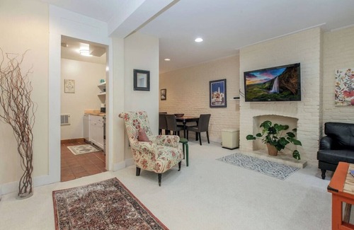 Capitol Hill House | CAP Hill-Walkout EngBsmt- 2 blks Eastern Market METRO -FREE Parking