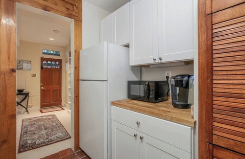 Capitol Hill House | CAP Hill-Walkout EngBsmt- 2 blks Eastern Market METRO -FREE Parking