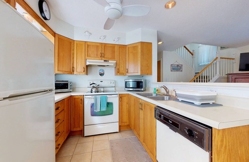 Ocean Park Condo | Cape Cod style condo with grill, pool, sauna, & gym - near beach