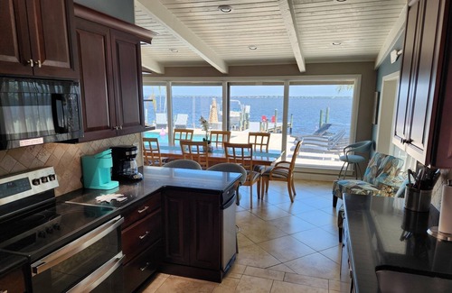 Caloosahatchee House | Cape Coral, Fl Caloosahatchee riverfront, close to Ft. Myers