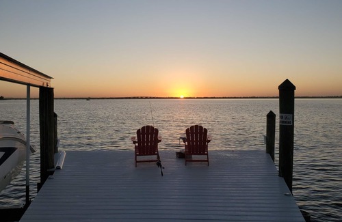 Caloosahatchee House | Cape Coral, Fl Caloosahatchee riverfront, close to Ft. Myers