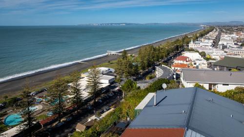 Bluff Hill House | Cape View - Napier Holiday Home