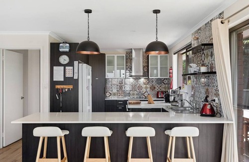 Cape Woolamai House | Cape Views Retreat by Ready Set Stay - WiFi & Close to the beach