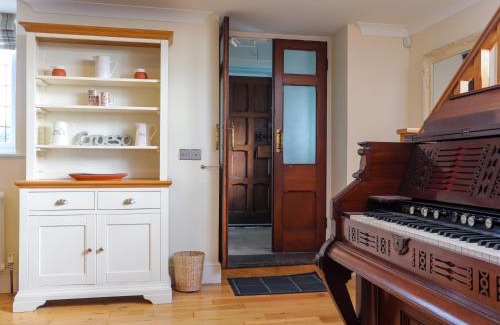 Holyhead House | Capel Hermon