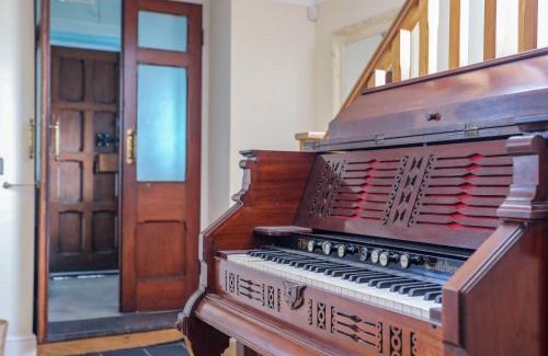 Holyhead House | Capel Hermon