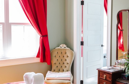 Scotstown Bed & Breakfast | Capharnaüm Gîte - Boutique - Café