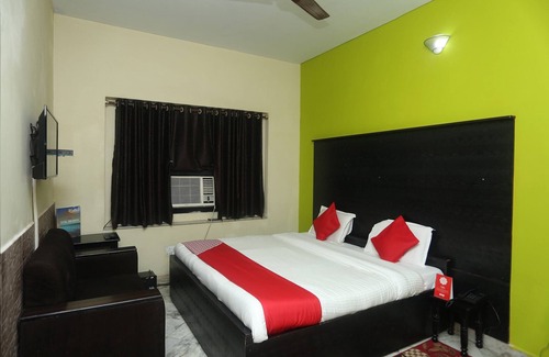 Mathura Hotel | Capital O 15091 Gaurav Boarding House
