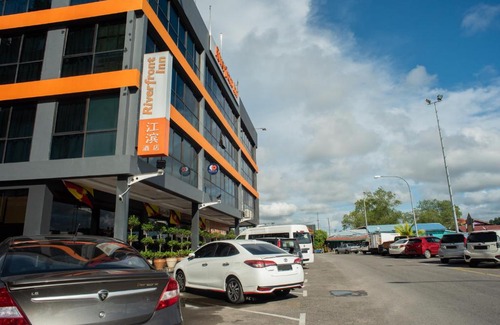 Bintulu Hotel | Capital O 90083 Riverfront Inn
