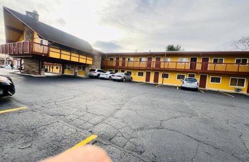 Rockford Hotel | Capital O Clayton House Motel Rockford Near Airport