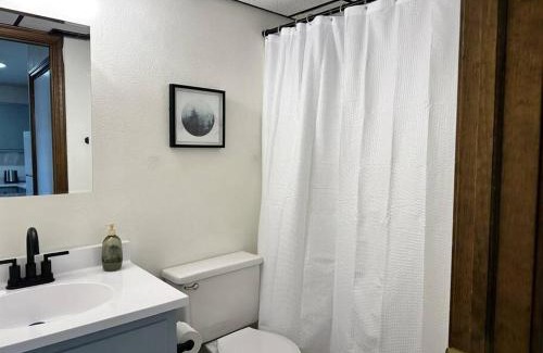 Springfield Apartment | Capital Suite on 6th Street - King Bed/Downtown!