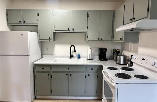 Springfield Apartment | Capital Suite on 6th Street - King Bed/Downtown!