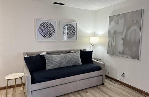 Springfield Apartment | Capital Suite on 6th Street - King Bed/Downtown!