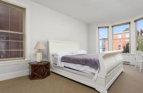 Downtown Harrisburg Apartment | Capitol View Retreat - 2F Fast Wi-Fi Spacious