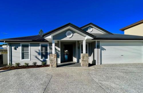 Surfers Paradise House | Capri Waterfront Resort 5BR Waterfront Heated Pool