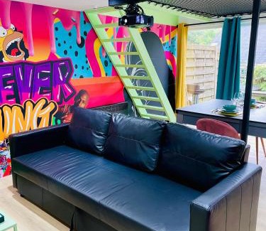 Hastiere-Lavaux House | Capsule Forever Young - Jacuzzi - Sauna - Billard - arcade de jeux - Netflix & home cinéma - Ping Pong