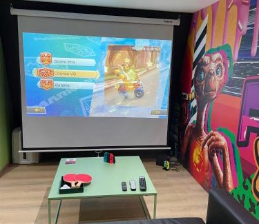 Hastiere-Lavaux House | Capsule Forever Young - Jacuzzi - Sauna - Billard - arcade de jeux - Netflix & home cinéma - Ping Pong