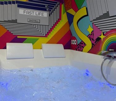Hastiere-Lavaux House | Capsule Forever Young - Jacuzzi - Sauna - Billard - arcade de jeux - Netflix & home cinéma - Ping Pong