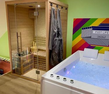 Hastiere-Lavaux House | Capsule Forever Young - Jacuzzi - Sauna - Billard - arcade de jeux - Netflix & home cinéma - Ping Pong