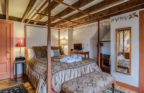Poquetanuck Bed & Breakfast | Captain Grant's 1754
