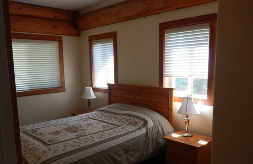 Kootenay Bay House | Captain's Landing Lakefront Suite w Canoe in Kootenay Bay, British Columbia!